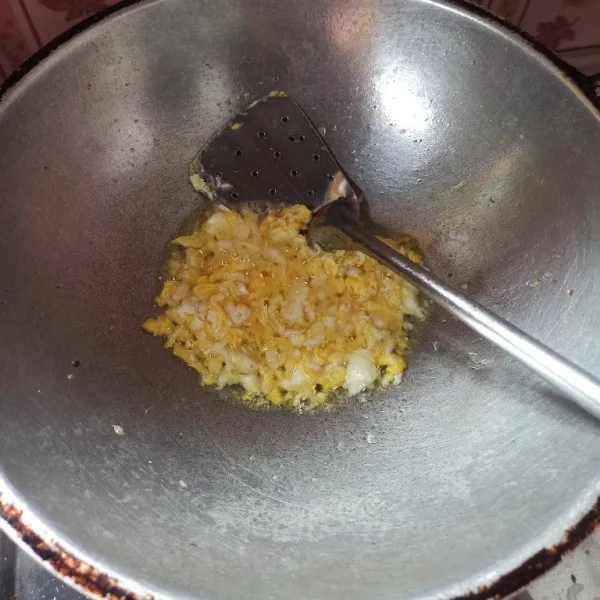 Panaskan minyak secukupnya, masukkan telur goreng orak-arik hingga matang, setelah itu, masukkan bawang putih, masak hingga harum.