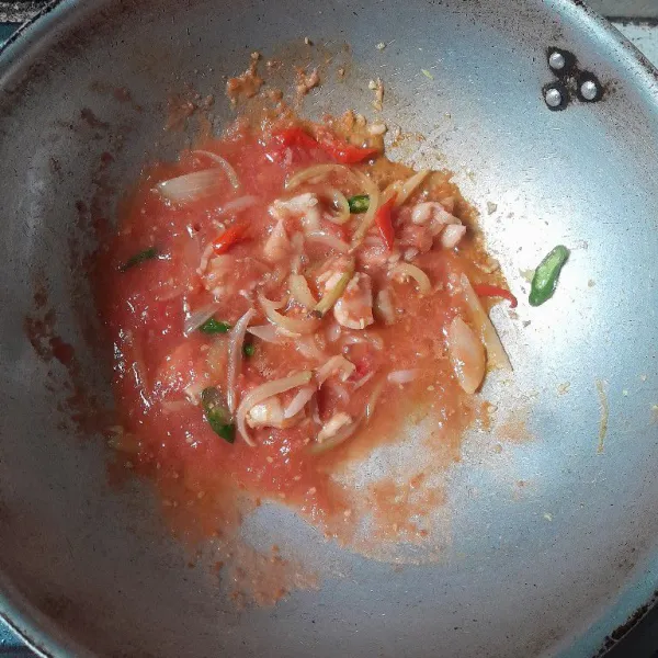 Masukkan tomat yang sudah diblender, masak hingga mendidih.