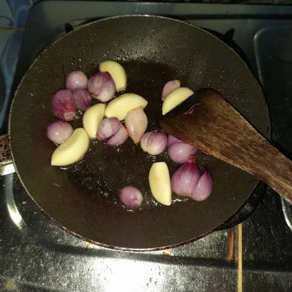 Panaskan minyak goreng, lalu goreng bawang merah dan bawang putih hingga layu.