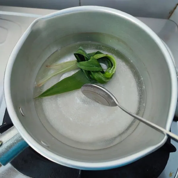 Rebus semua bahan sirup (kecuali pasta pandan) sampai gula larut dan mendidih.