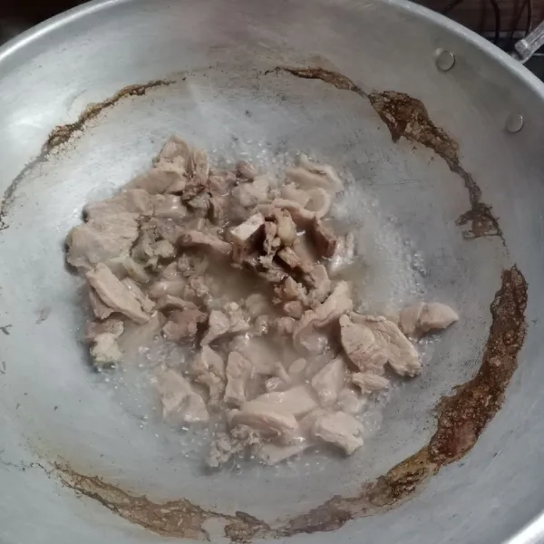 Rebus daging sampai hampir empuk. Kemudian sisihkan 200 ml air kaldu.