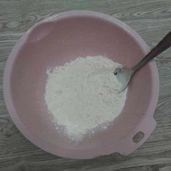 Campur jadi satu tepung terigu, tepung beras, gula, garam dan baking powder, aduk rata.