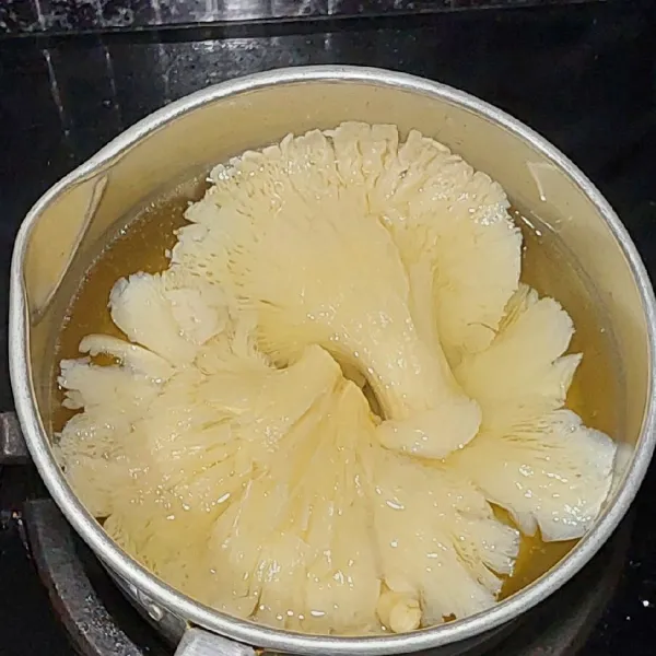 Didihkan air. Cuci bersih jamur, lalu rebus sebentar saja sekitar 2-3 menit hingga agak layu. Angkat dan rendam air dingin, lalu tiriskan. Kemudian suir-suir jamur.
