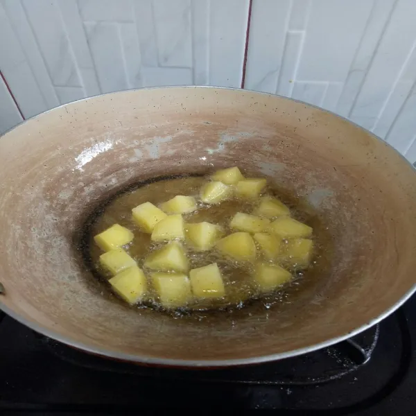 Goreng kentang hingga matang tiriskan.