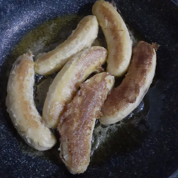 Lelehkan mentega dan goreng pisang hingga matang. Sisihkan.
