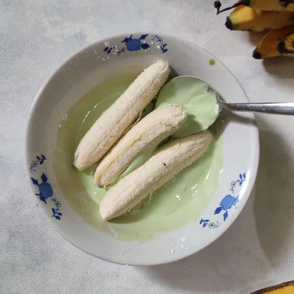 Kemudian celupkan pisang ke dalam adonan tepung. Balur hingga merata.