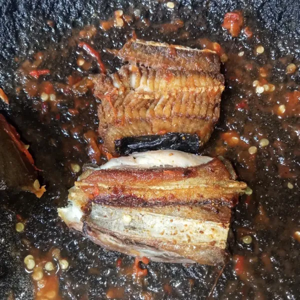 Penyet ikan pari goreng di atas sambal dan siap disajikan.