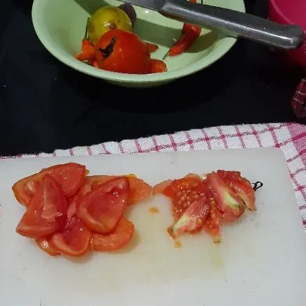 Potong semua bahan,tomat di buang bijinya agar tidak berair sambalnya.