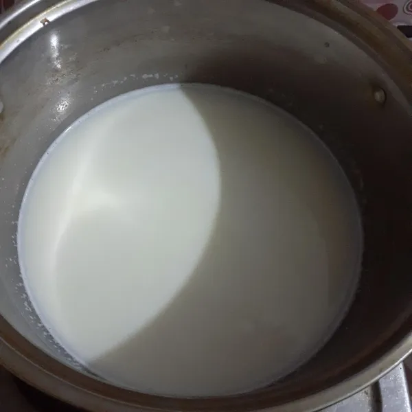 Tuang susu cair pada panci.