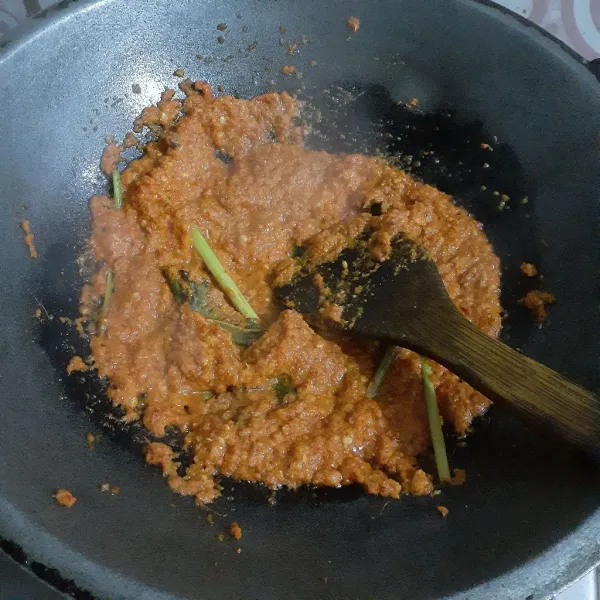 Panaskan minyak sayur dengan api sedang, tumis bumbu halus, daun salam, daun jeruk purut dan serai hingga tidak berbau langu.