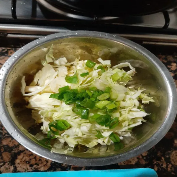 Campur semua sayur dalam wadah