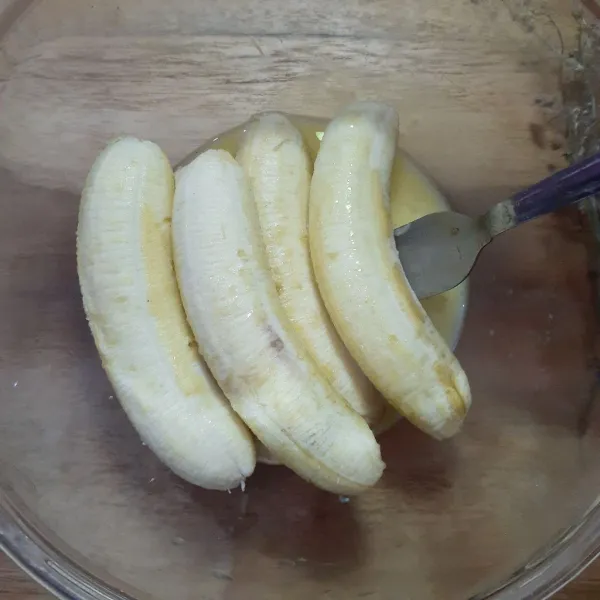 Kocok lepas telur ayam dan celupkan pisang kedalam kocokan telur.