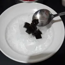 Masukkan es batu dan cincau ke dalam mangkuk.