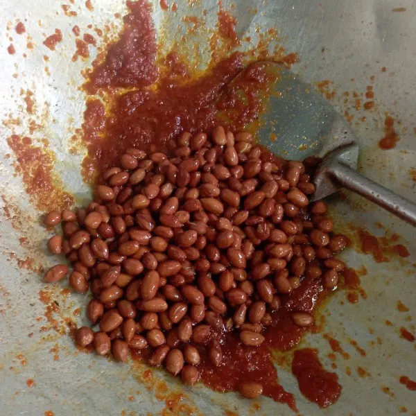 Kemudian masukan kacang tanah goreng, aduk rata.
