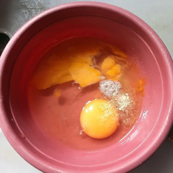 Siapkan telur dan tambahkan garam dan kaldu bubuk.