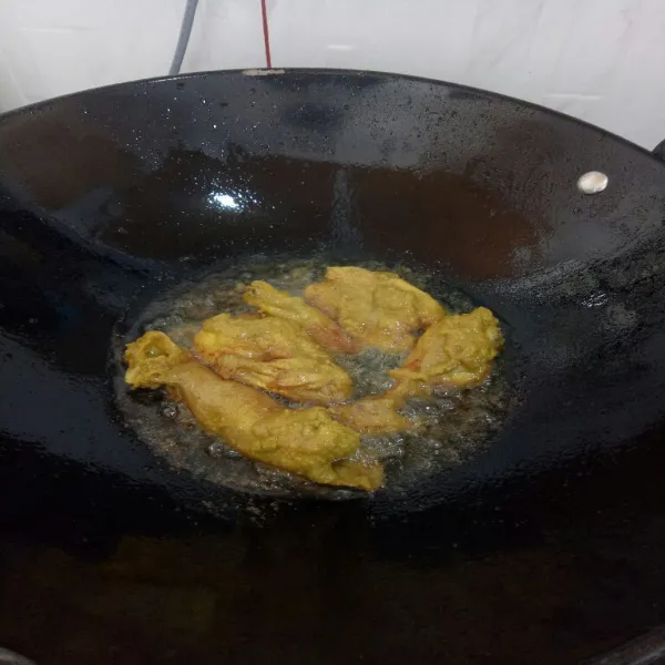 Panaskan minyak goreng ayam hingga matang.