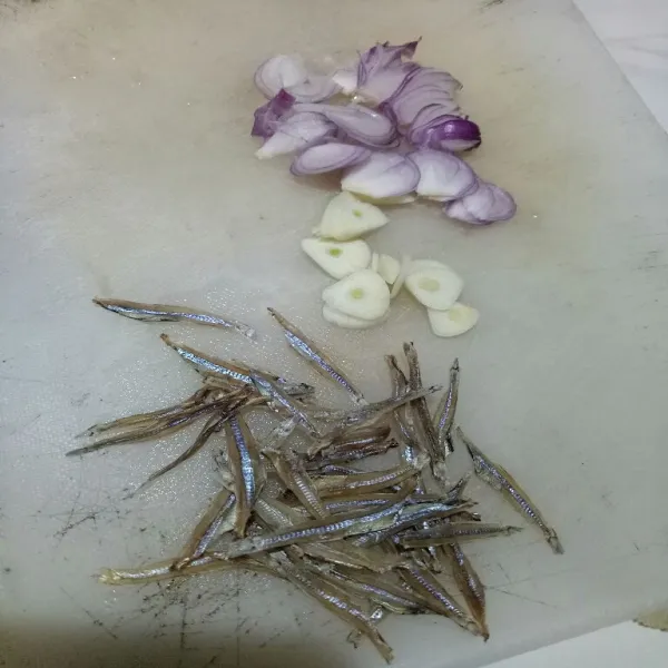 Iris bawang merah dan putih, cuci bersih bada teri.