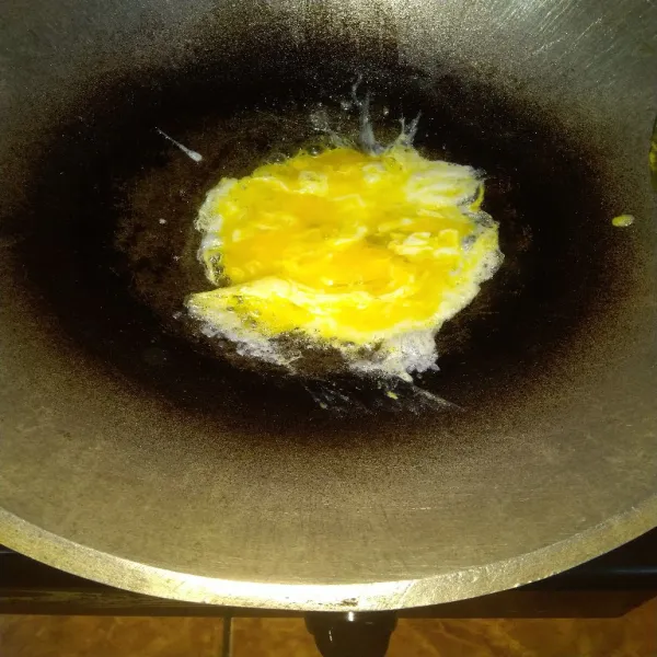 Lelehkan 1 sdm margarin, kemudian masukkan telur, buat orak arik.