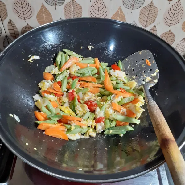 Tambahkan wortel, buncis, cabe, tomat, garam. Aduk, masak sebentar.