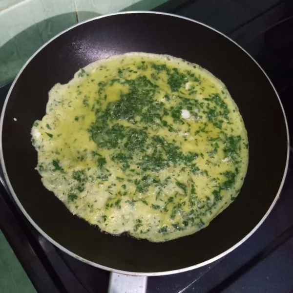 Oles teflon dengan minyak, goreng telur hingga matang. Gulung telur, potong-potong dan sajikan.