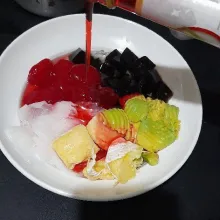 Tambahkan bahan lainnya kemudian siram dengan syirup.