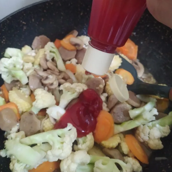 Tambahkan sedikit air, dan masukan semuanbumbu, aduk rata dan biarkan setengah matang.