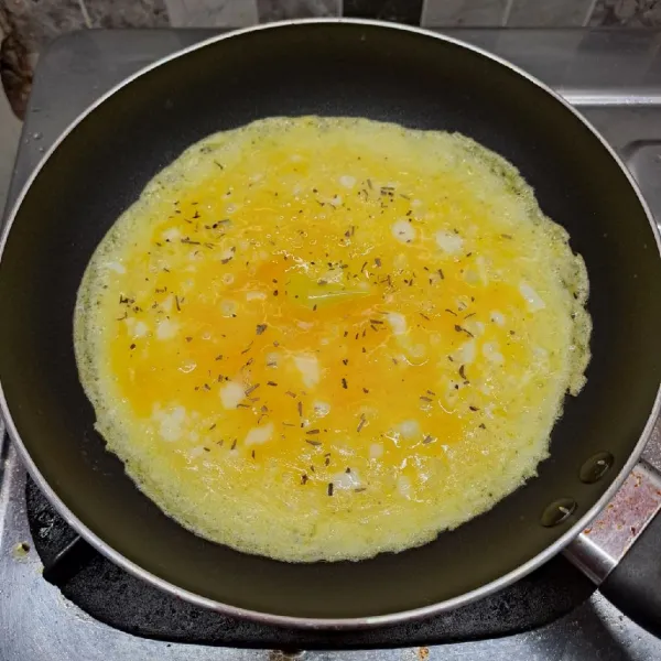 Lelehkan margarin, tuang telur kocok. Beri sejumput italian mix herb. (Api kompor kecil saja).