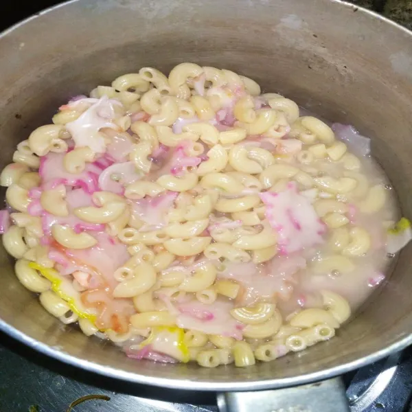Rebus macaroni dan kerupuk hingga setengah matang, sisihkan.