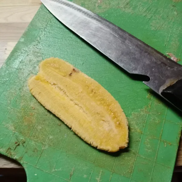 Kupas pisang kemudian geprek perlahan sampai pipih. Saya menggunakan pisau.