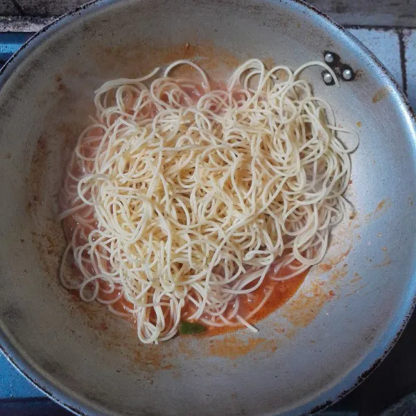 Masukkan spaghetti yang sudah direbus.