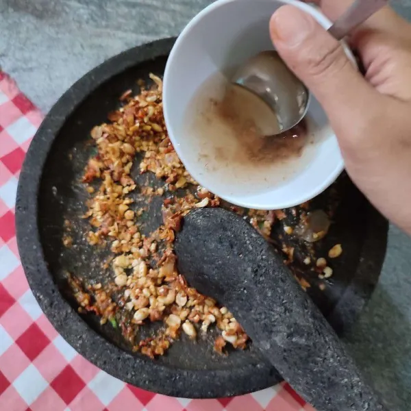 Tambahkan air asam jawa agar lebih mudah menguleknya.