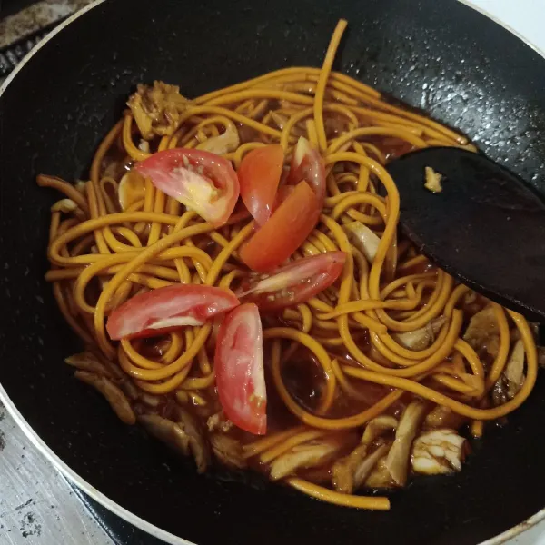 Masukkan tomat, masak sampai matang.