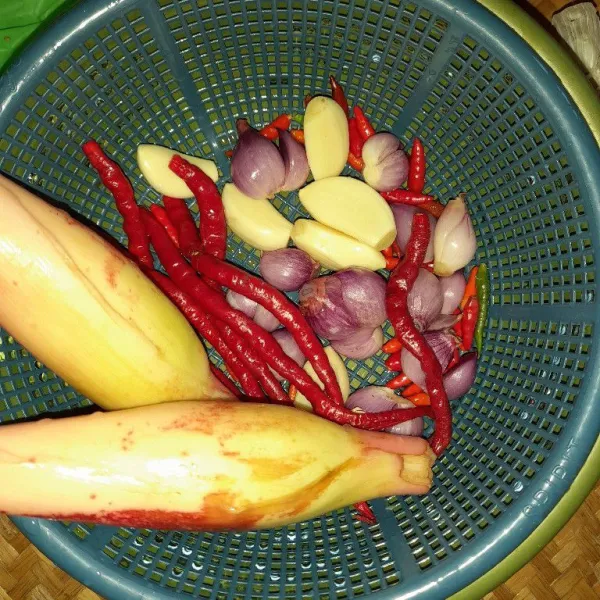 Siapkan bawang merah dan bawang putih, cabe dan kecombrang, cuci hingga bersih dan tiriskan.