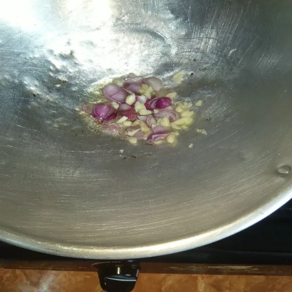 Panaskan sedikit minyak, tumis bawang merah dan bawang putih sampai harum.