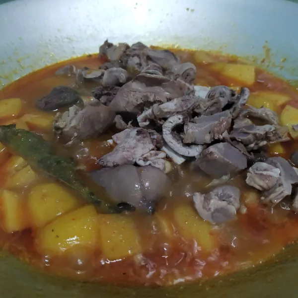 Masukkan ati ampela, masak hingga bumbu meresap.