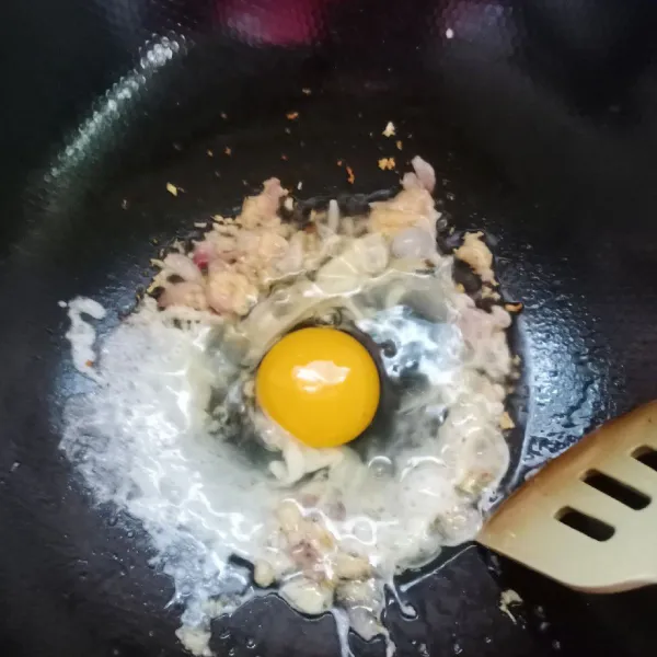 Masukkan telur, buat orak-arik.