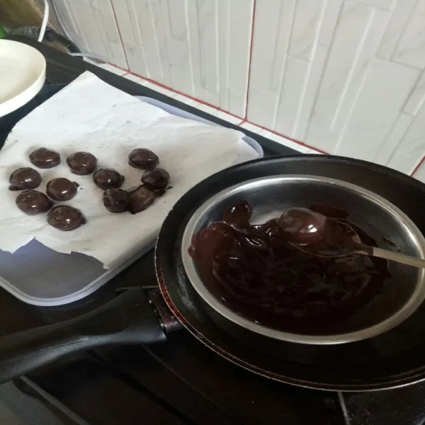Lelehkan coklat batang lalu balur ato gulingkan adonan ke dalam dcc. Susun di atas wadah, lakukan sampai adonan habis, diamkan sebentar sampai dcc coklat mengeras.