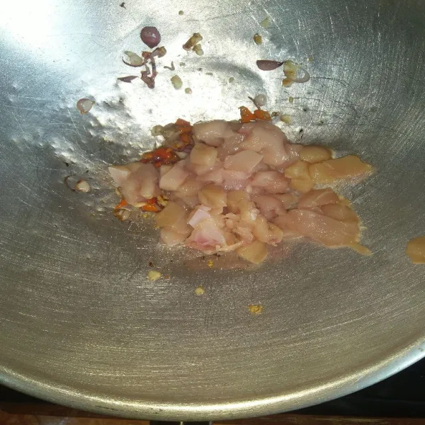 Masukkan potongan daging ayam. Aduk rata dan masak sampai ayam berubah warna.