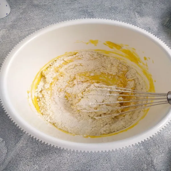 Aduk mentega dan margarin jadi satu hingga rata, masukkan telur aduk lagi, tambahkan susu, terigu dan maizena.