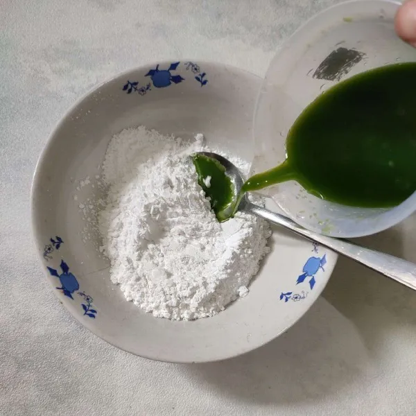 Campurkan tepung beras dengan jus pandan suji.