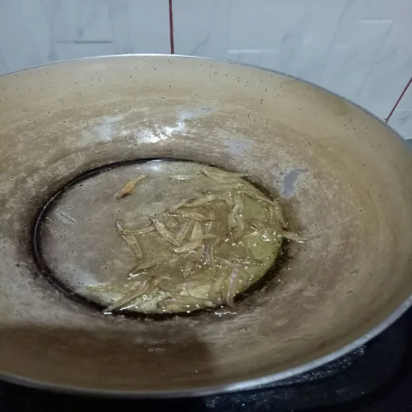 Panaskan minyak goreng bada teri hingga matang lalu tiriskan.