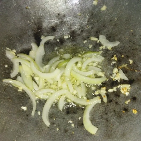Panaskan minyak goreng, lalu tumis bawang putih dan bawang bombay hingga harum.