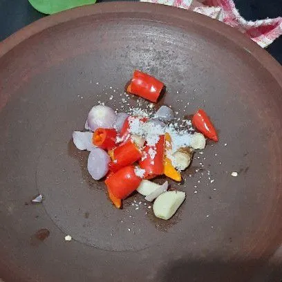 Haluskan sambal, tambahkan garam, gula dan kencur.