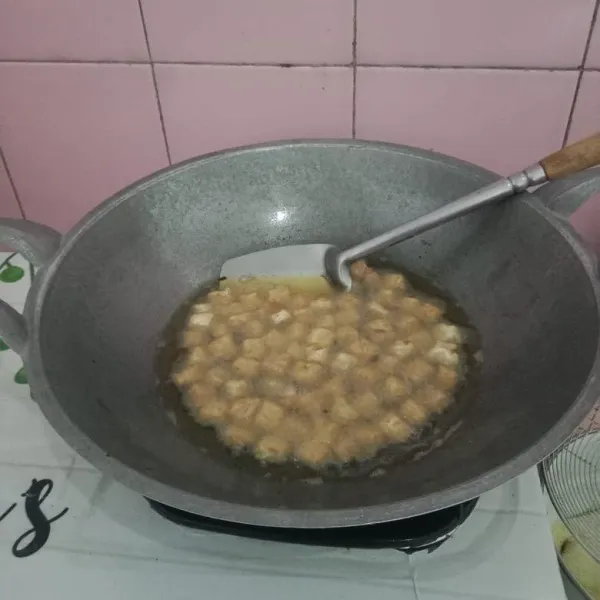 Goreng tempe setengah matang.