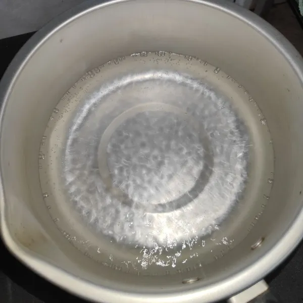 Tuang air ke dalam panci, kemudian rebus air hingga mendidih.