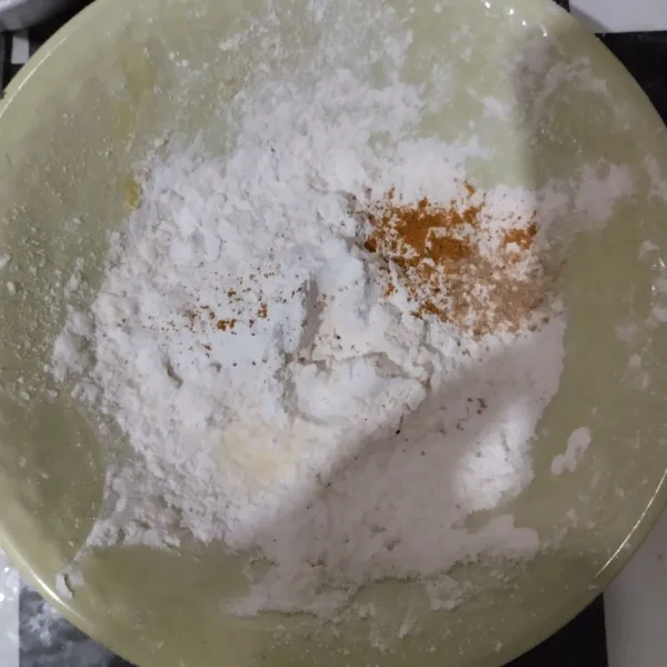 Campurkan tepung maizena, garam, tepung beras, lada, kaldu bubuk dan kunyit bubuk.