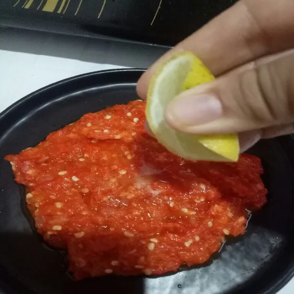 Pindahan cabe ke dalam piring saji beri garam dan kaldu bubuk lalu beri perasan jeruk nipis, aduk rata.