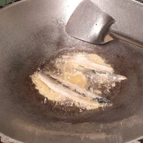 Panaskan minyak di wajan. Goreng ikan sampai matang.