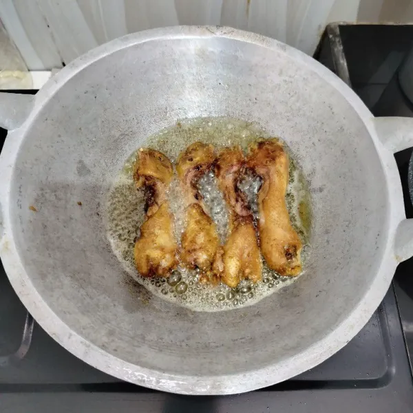 Kemudian goreng kepala ayam dalam minyak panas hingga kecokelatan. Angkat dan tiriskan.