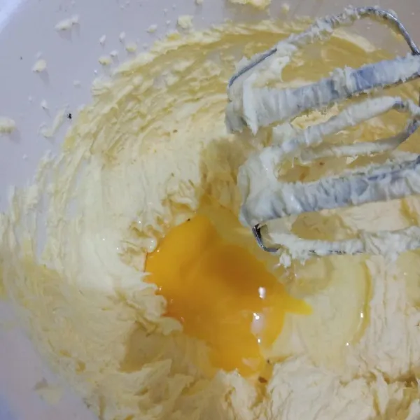Mixer mentega, gula, vanilla hingga mengembang dan pucat. Tambahkan telur satu persatu mixer sampai tercampur rata dan mixer sampai kental.